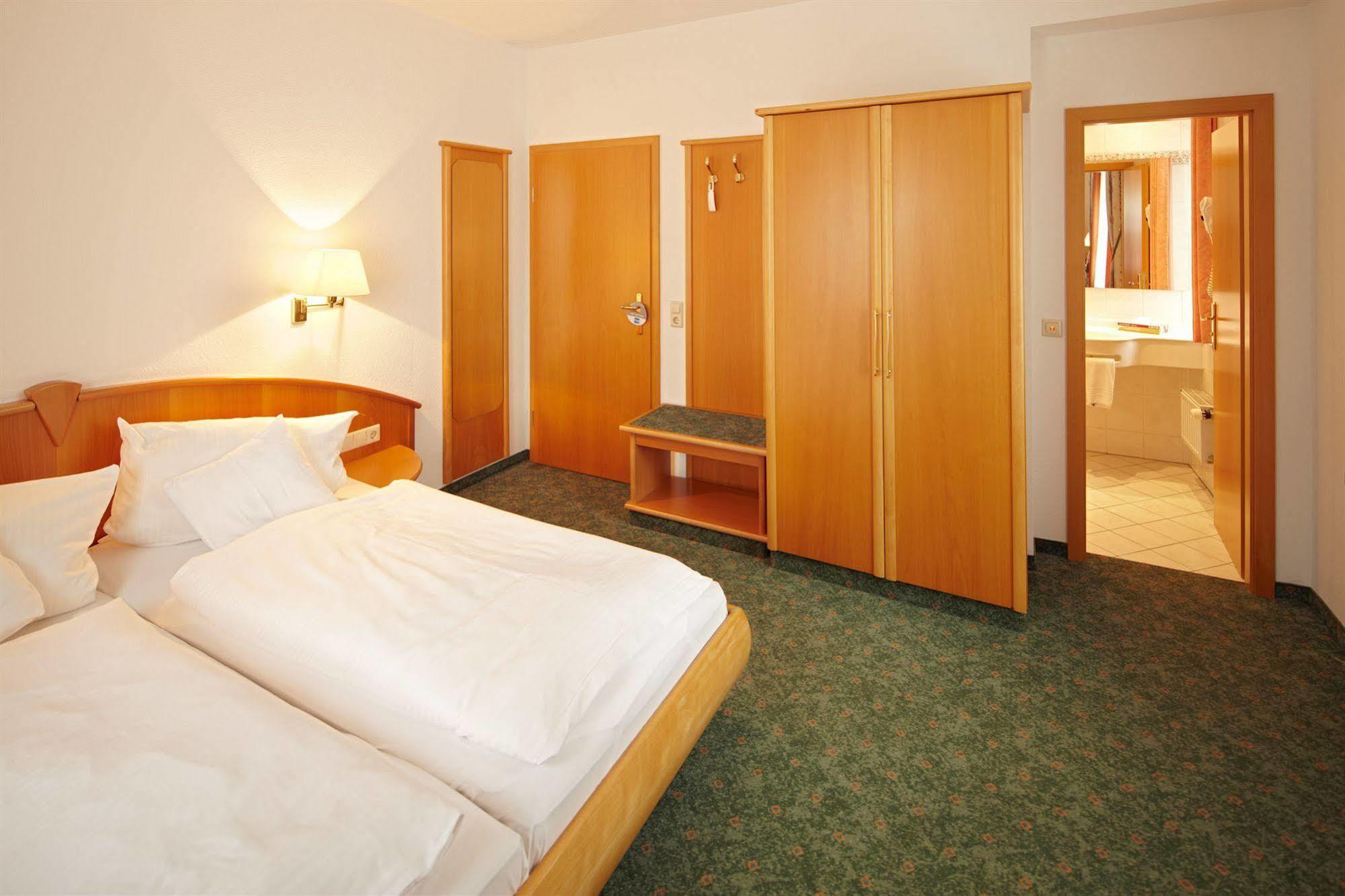 Hotel Zum Hirsch Wertingen Kültér fotó