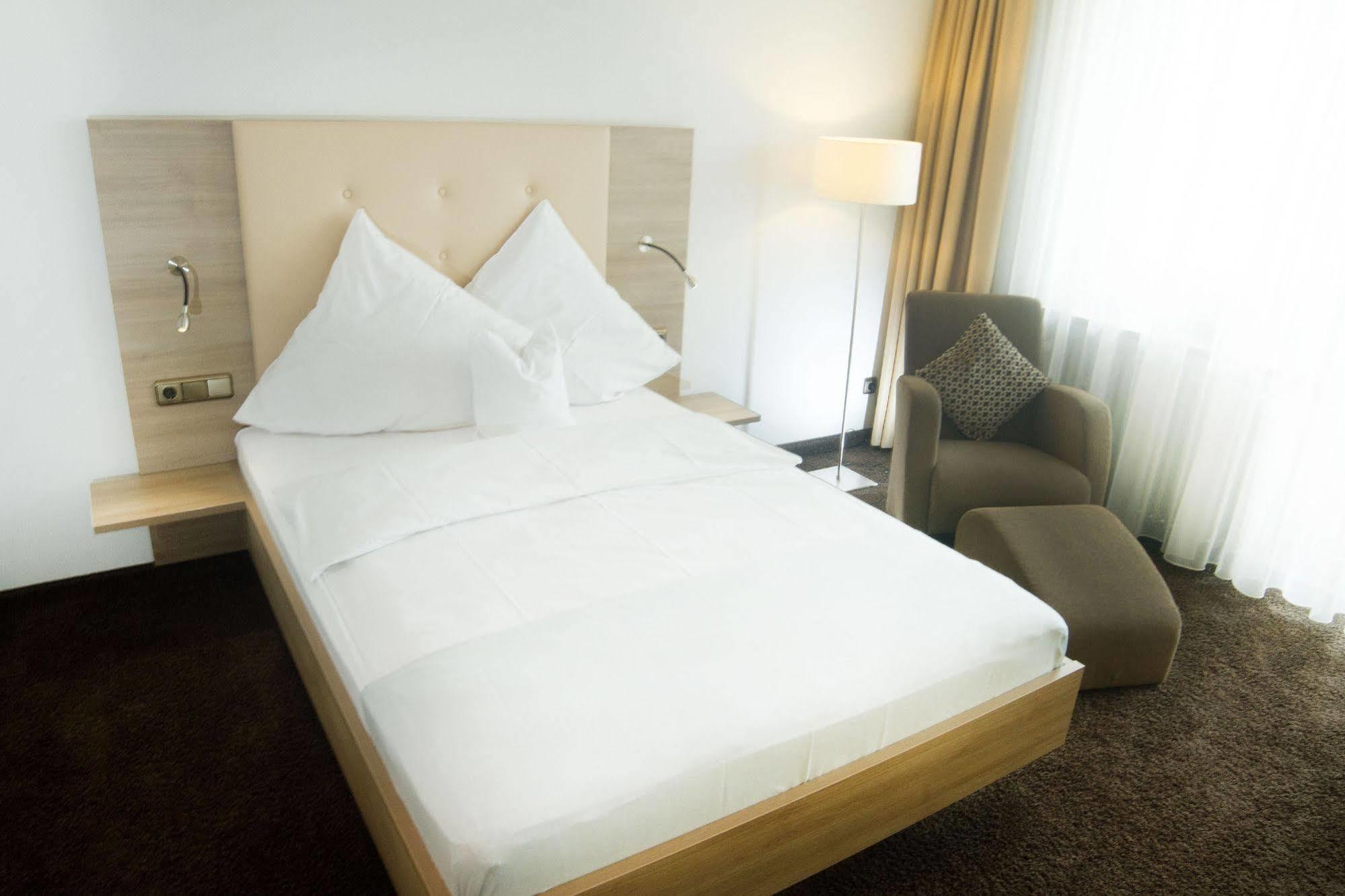 Hotel Zum Hirsch Wertingen Kültér fotó